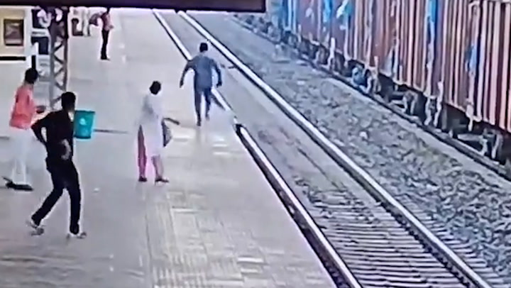 Trabajador salva a un hombre de ser arrollado por el tren