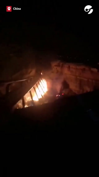 Derrumbe en una autopista de China dejó al menos 19 muertos y varios autos atrapados entre las llamas