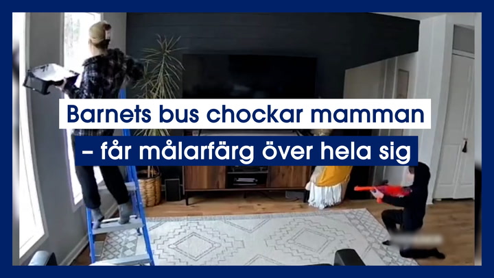 Barnets bus chockar mamman – får målarfärg över hela sig