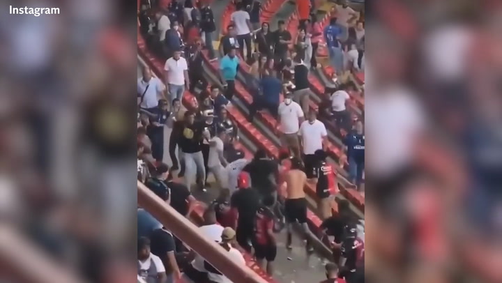 Nuevos videos de la violencia entre los hinchas de Querétaro vs Atlas