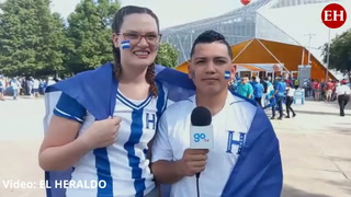 ¡Se enamoraron por Facebook! Una pareja de aficionados catrachos llegó al BBVA Compass Stadium de Houston para presenciar el duelo ante Panamá