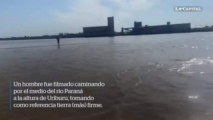 Bajante histórica. Un video muestra a un hombre caminando en el medio del Paraná