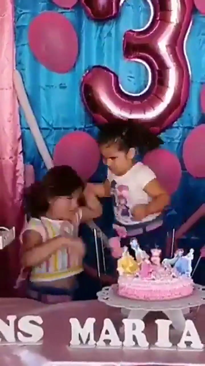 El viral video de unas hermanas peleando en el cumpleaños de una de ellas