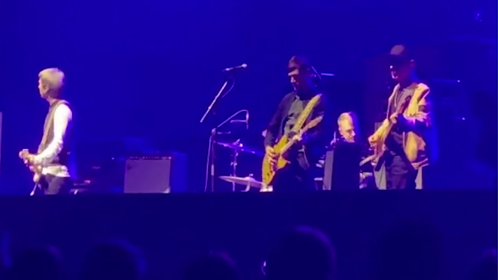 Andy Rourke joins Johnny Marr on stage in one of his last performances