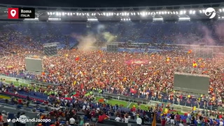 Locura en Roma: hinchas invadieron la cancha tras la obtención de la Conference League