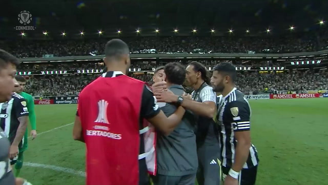 ESQUENTOU O CLIMA! Gabriel Milito e jogador de Peñarol discutem após vitória do Atlético na CONMEBOL Libertadores
