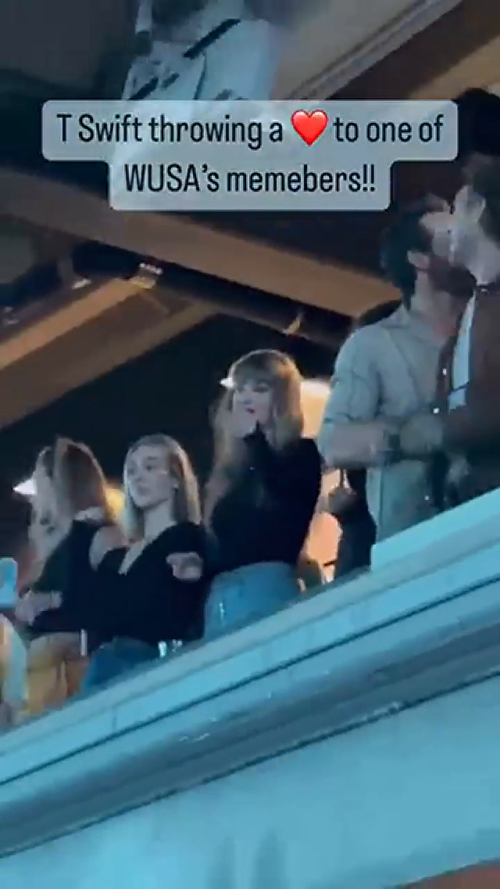 Taylor Swift fue con sus amigos a ver el pertido de Travis Kelce