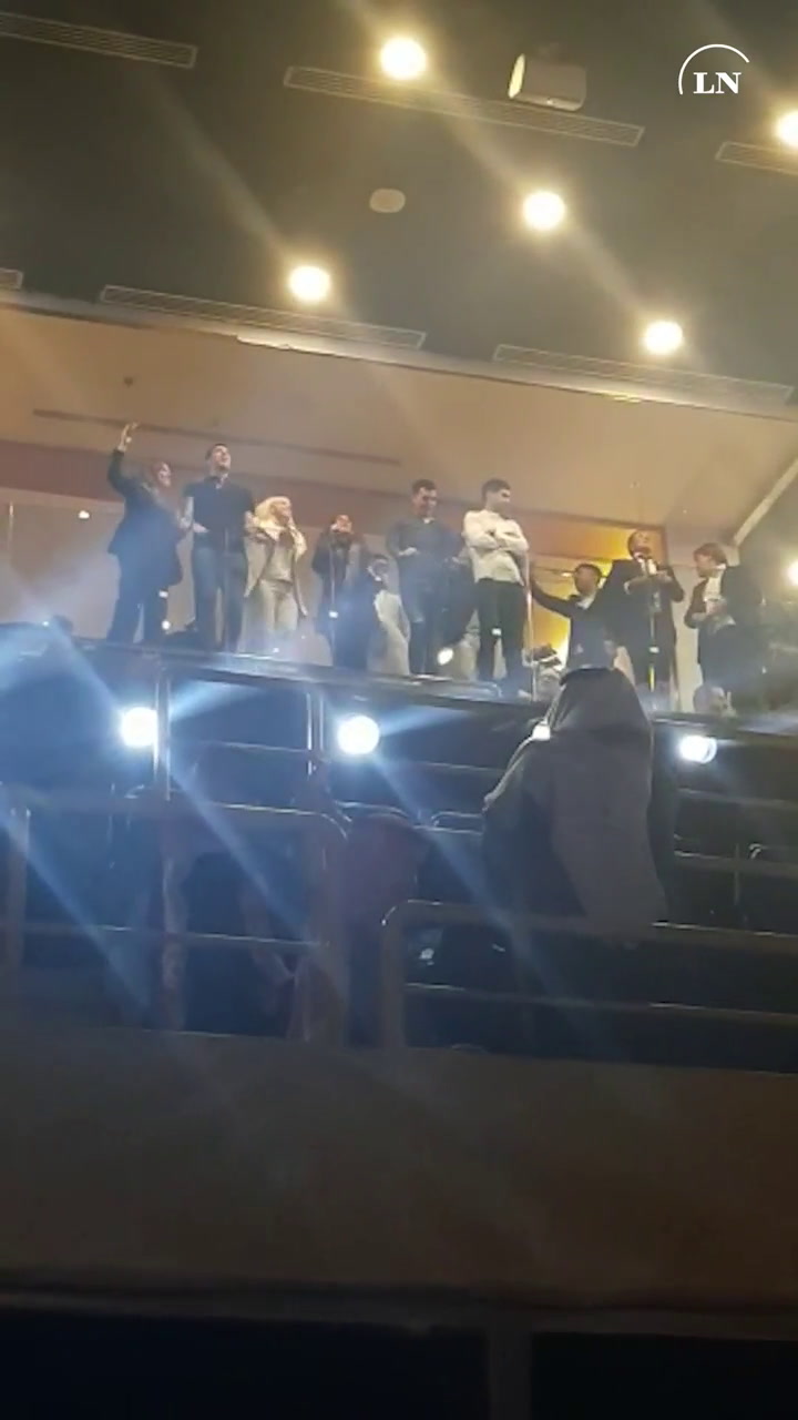 En el entretiempo: la familia Maradona bailando 'La mano de Dios'