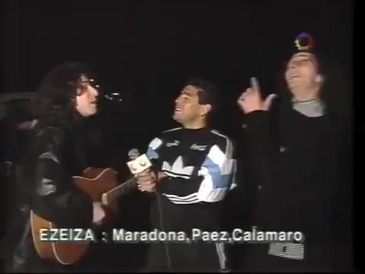 Fito y Andrés Calamaro cantando a Diego Maradona en la previa del Mundial 1994