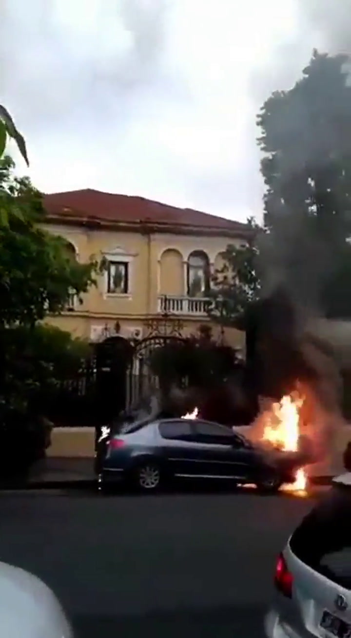 Incendiaron dos autos frente a la casa de Eugenio Zaffaroni