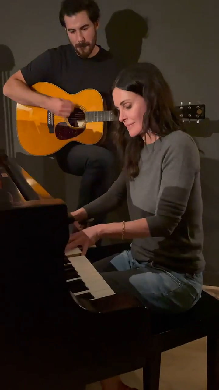 Courtney Cox interpretó “I’́ll be there for you” en el piano