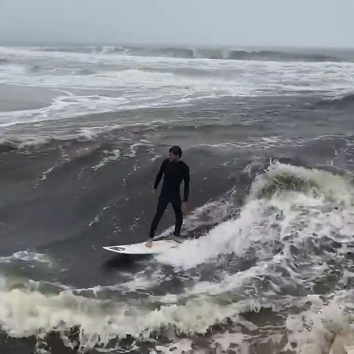 Curioso: el video de un surfista uruguayo sobre una “ola estática” que se hizo viral