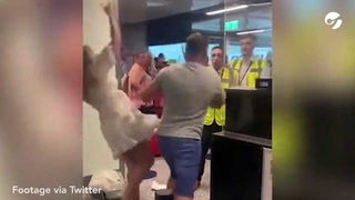 Video. Turista furioso a las trompadas en el aeropuerto golpea por accidente a su novia
