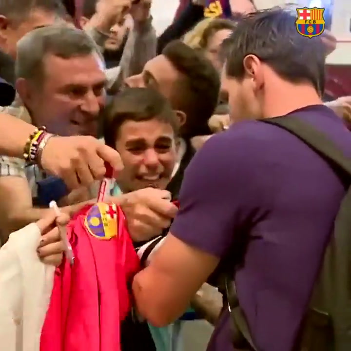 La emoción del nene que vio a Messi y rompió en llanto - Fuente: FC Barcelona