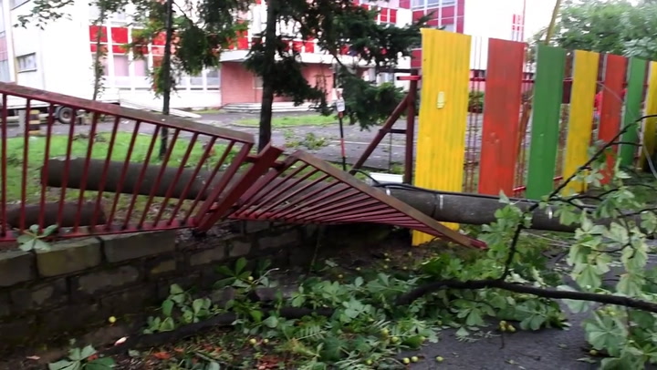 Na východe Slovenska vyčíňali búrky. Desiatky domov sú neobývateľné, v jednom okrese je mimoriadna situácia