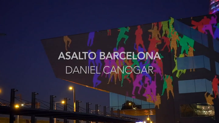 Asalto Barcelona, videoanimación de Daniel Canogar proyectada en el Museo del Diseño de Barcelona