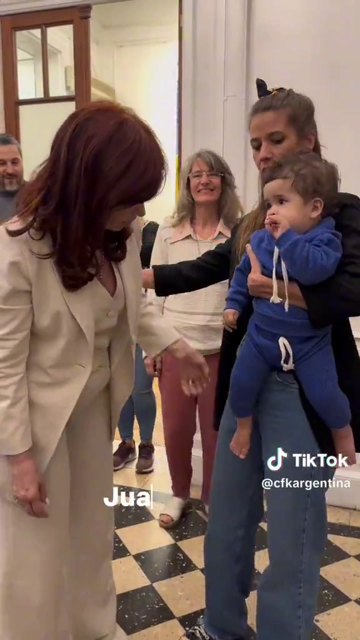 Cristina Kirchner subió un video a Tik Tok con críticas al DNU de Javier Milei: “Te matan en el banco”