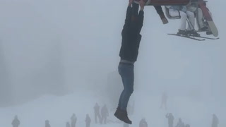 Video: Sklir av skiheisen: Klamrer seg fast