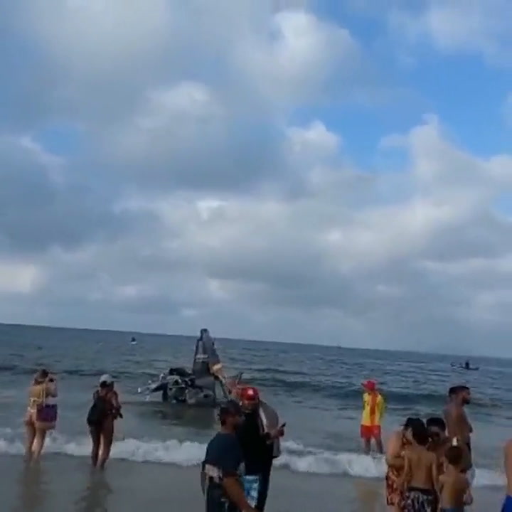 Los turistas se sorprendieron con la caída del helicóptero en la playa