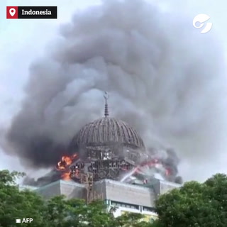 Un enorme incendio provocó el derrumbe de la cúpula de una mezquina en Indonesia