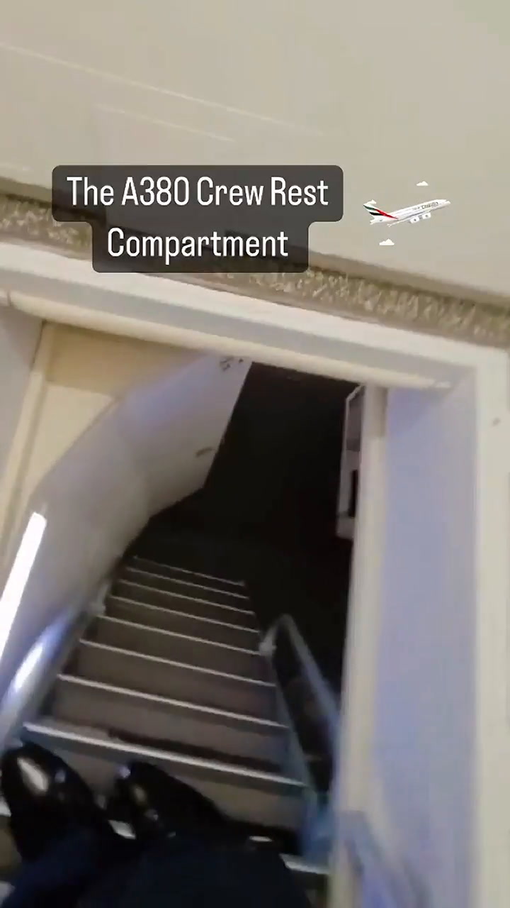Mostró la escalera secreta de un Airbus y el sorprendente lugar al que conduce
