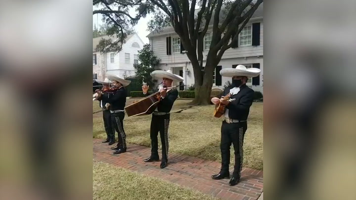 Mariachi band plays outside Ted Cruz’s home after Cancun trip