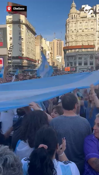 Ganó la Selección Argentina. Llegan personas al Obelisco para festejar el pase a cuartos de final