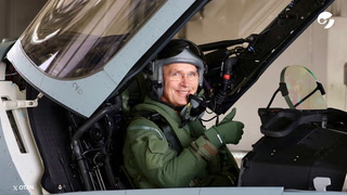 Jefe de la OTAN voló avión caza de guerra