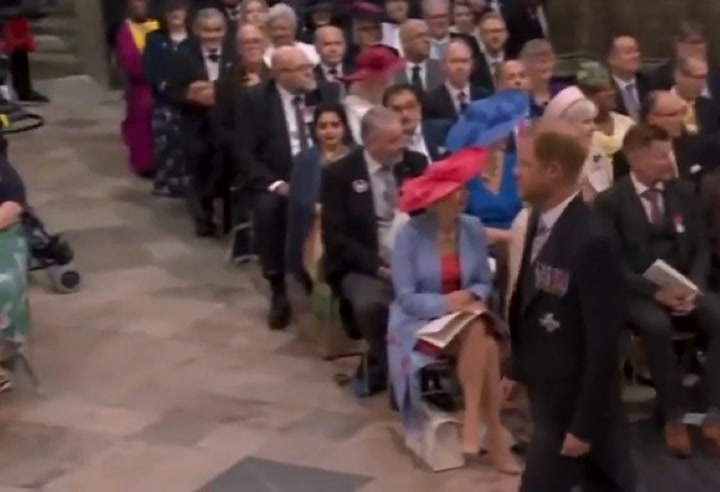 La inesperada reacción de una invitada al ver entrar a Harry a la ceremonia
