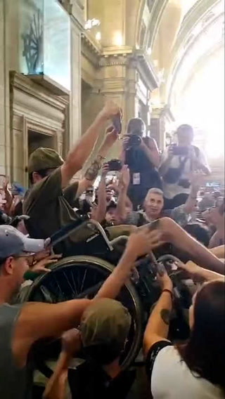 Un hombre en silla de ruedas fue ayudado para sumarse al molinetazo contra el Gobierno