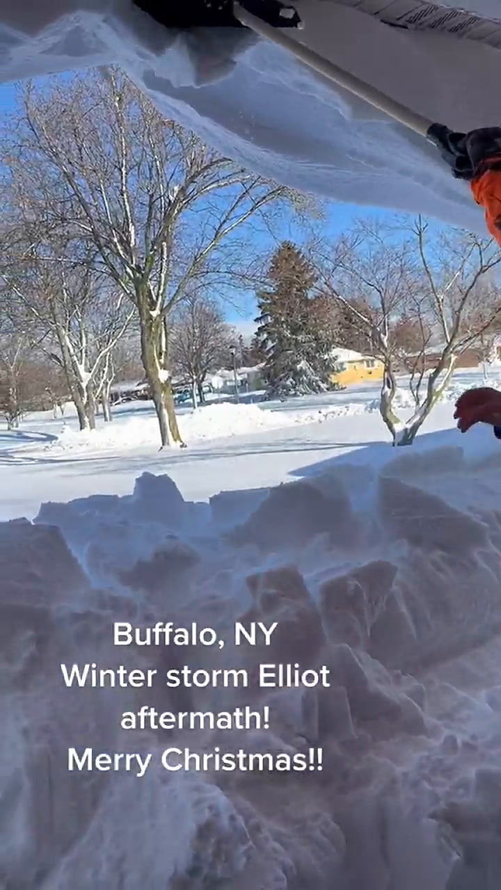 Una familia en Buffalo retira el hielo de su pórtico