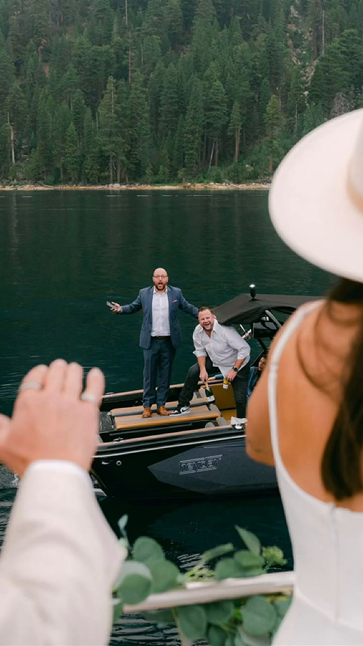 Una pareja se casó en medio de un lago y fueron sorprendidos por sus amigos que no fueron invitados