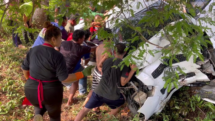คนไทยไม่ทิ้งกัน ชาวบ้านร่วมแรงร่วมใจ ดันรถเก๋งมือเปล่า ช่วยหญิงขับชนต้นไม้