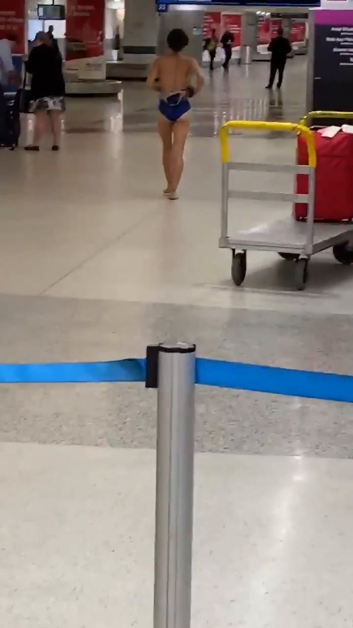 Mujer camina desnuda por el aeropuerto de Miami - Fuente: Twitter