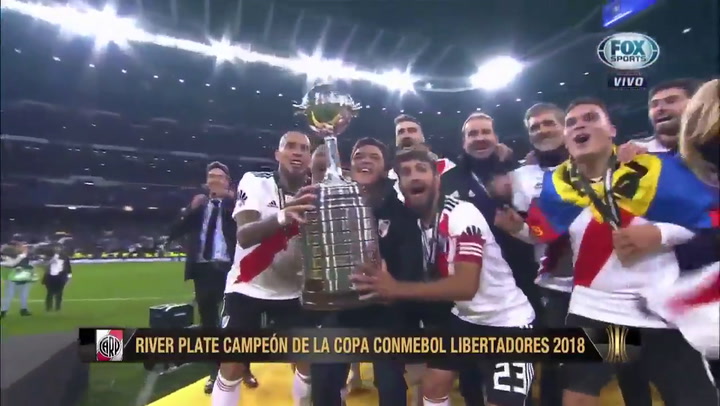 El momento en que el plantel de River Plate recibe la copa - Fuente: Fox Sports