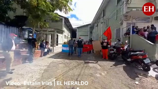 Militantes de Libre realizan protesta afuera de las instalaciones de la Enag