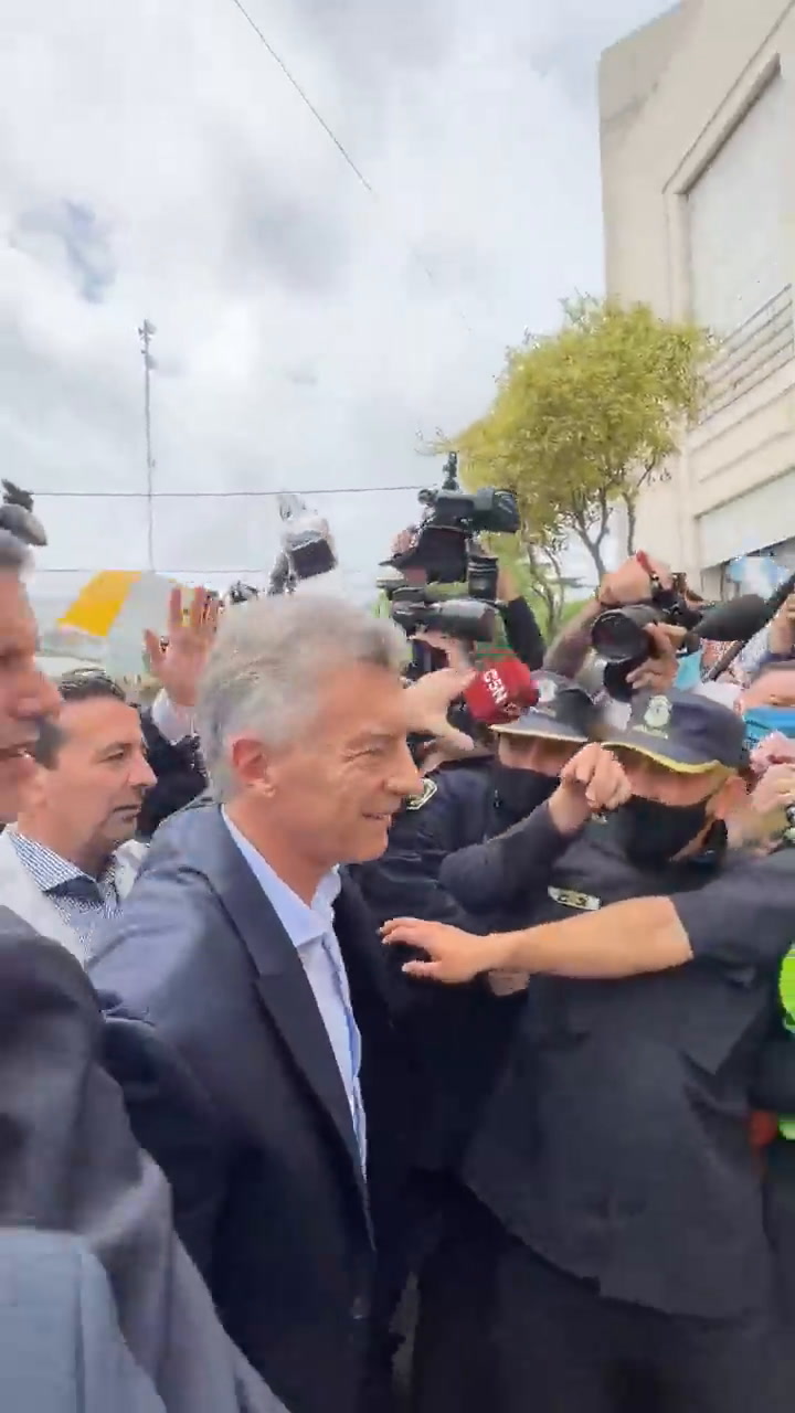 Un periodista denunció que Mauricio Macri le tiró el micrófono