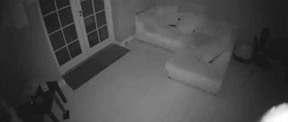 Cámara captan fantasmas merodeando en una casa