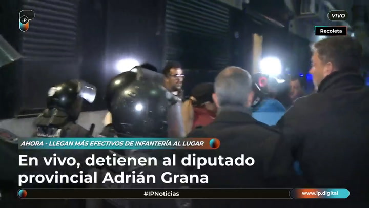 El momento en el que Adrián Grana es detenido por la policía de la Ciudad 2