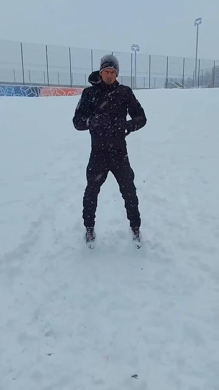 El arduo entrenamiento de Novak Djokovic en la nieve