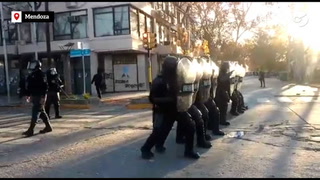 Disturbios en la marcha por el pedido de justicia de Agostina Trigo y entre la policía de Mendoza y manifestantes