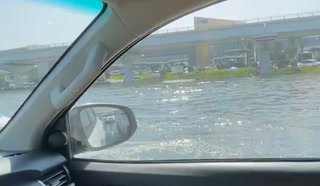 Une autoroute de Dubaï toujours inondée