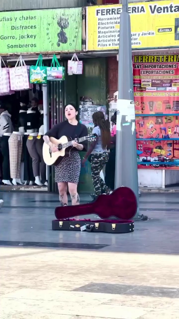 Mon Laferte cantó en vivo en las calles de Antofagasta (Instagram: monlaferte)