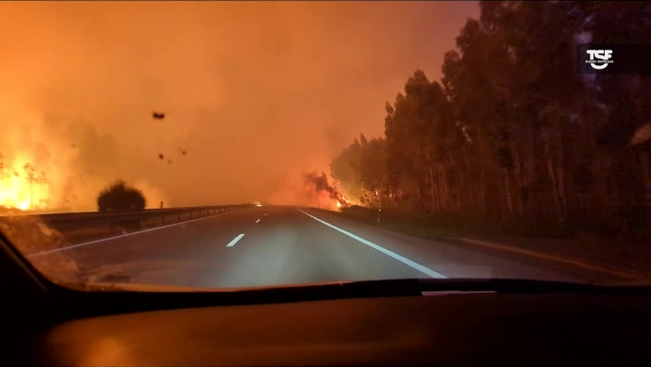 Car drives through huge wildfire in Portugal