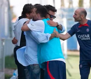 El abrazo entre Messi y Lavezzi en PSG
