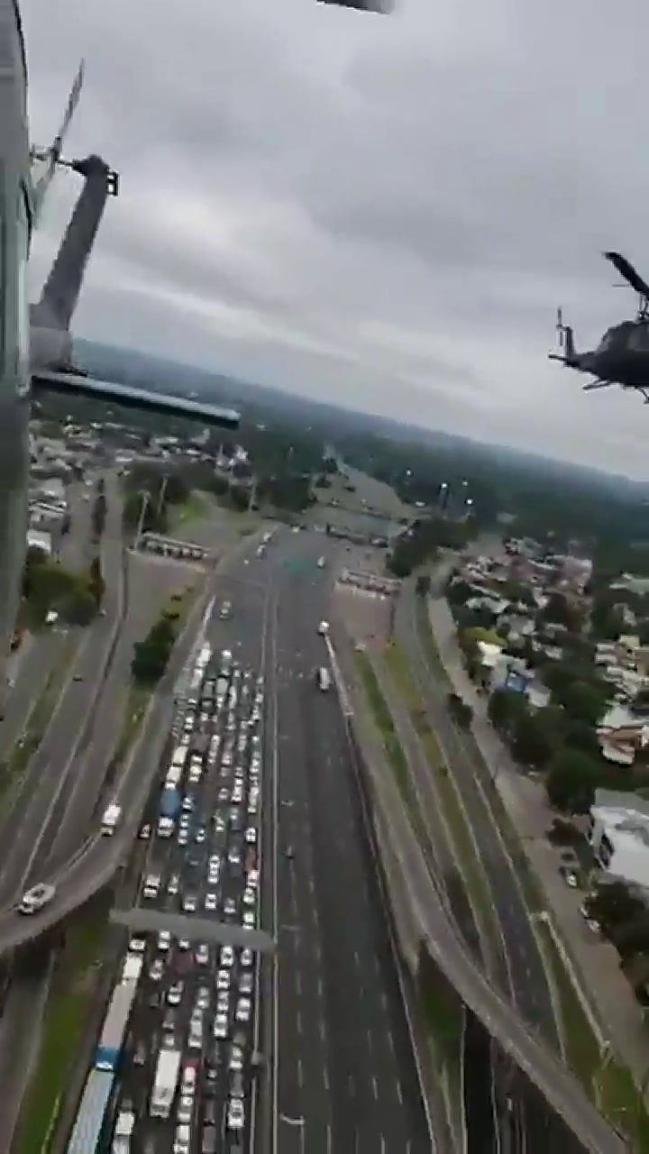 Vigilancia policial en las autopistas y accesos en helicóptero - Fuente: Twitter
