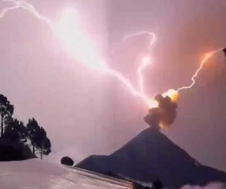 Guatemala: Un rayo cayó sobre un volcán y generó un impactante espectáculo