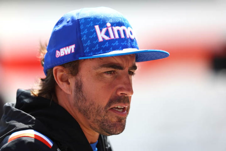 Alonso denuncia la “incompetencia” de los comisarios de la F1 