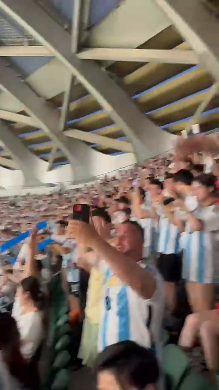 El festejo del gol de Messi en el estadio