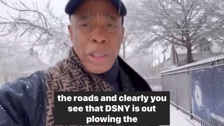El alcalde de Nueva York, Eric Adams, recorre las calles en medio de la nevada